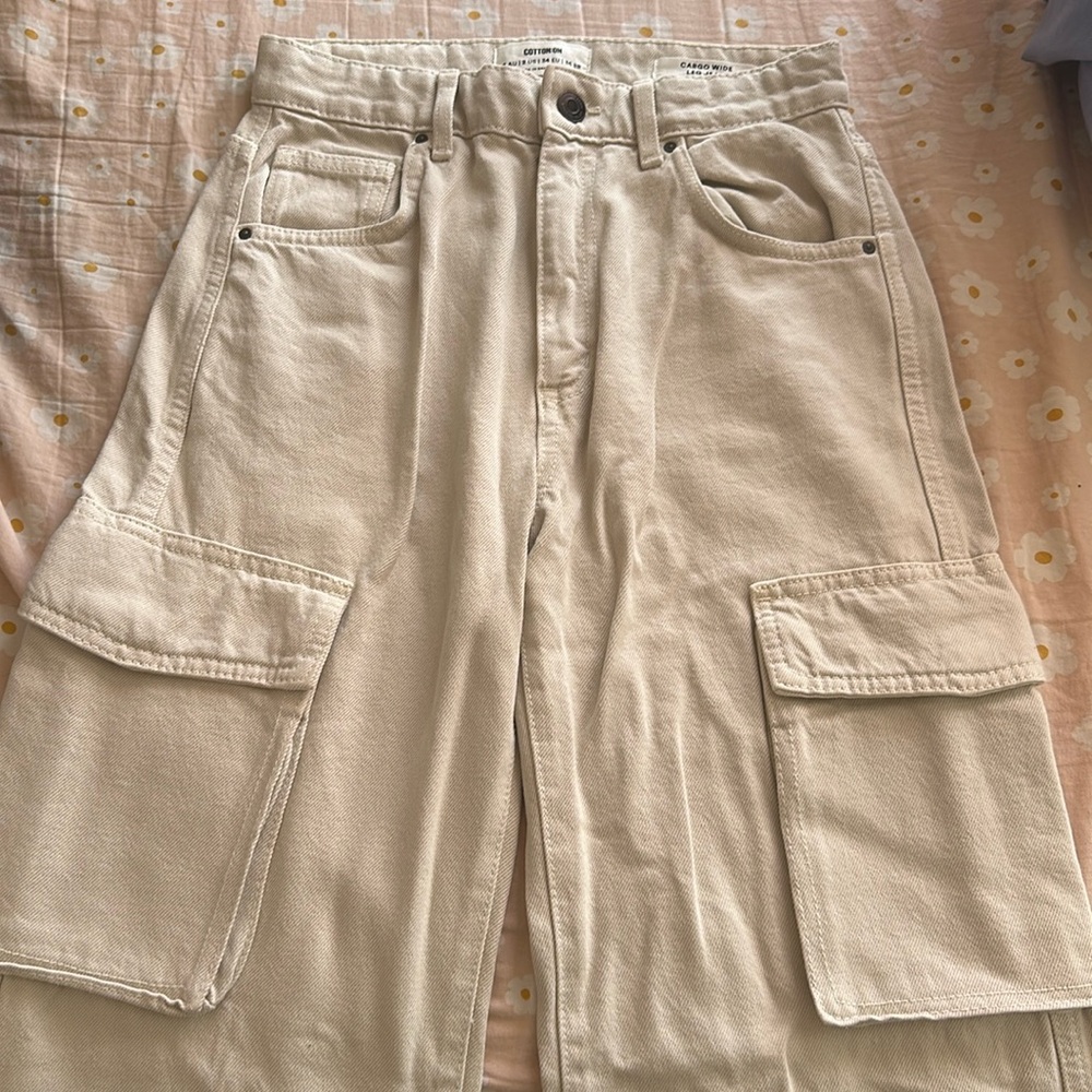 Cotton On cream cargo pants